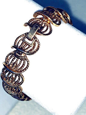 Vtg Napier 8” Gold Tone Link Bracelet Interesting Shell-like Unique Feminine